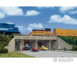 Walthers Cornerstone HO 4560 Urban Concrete Overpass -- Kit